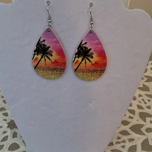 💥SALE💥NEW PALM Tree Dangle Earrings - Picture 3 of 3